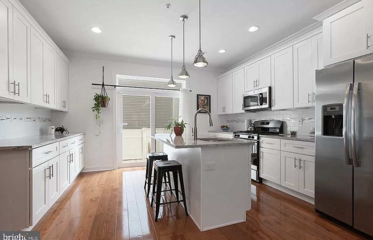Completed UMG kitchen project with stone counters and full backsplash