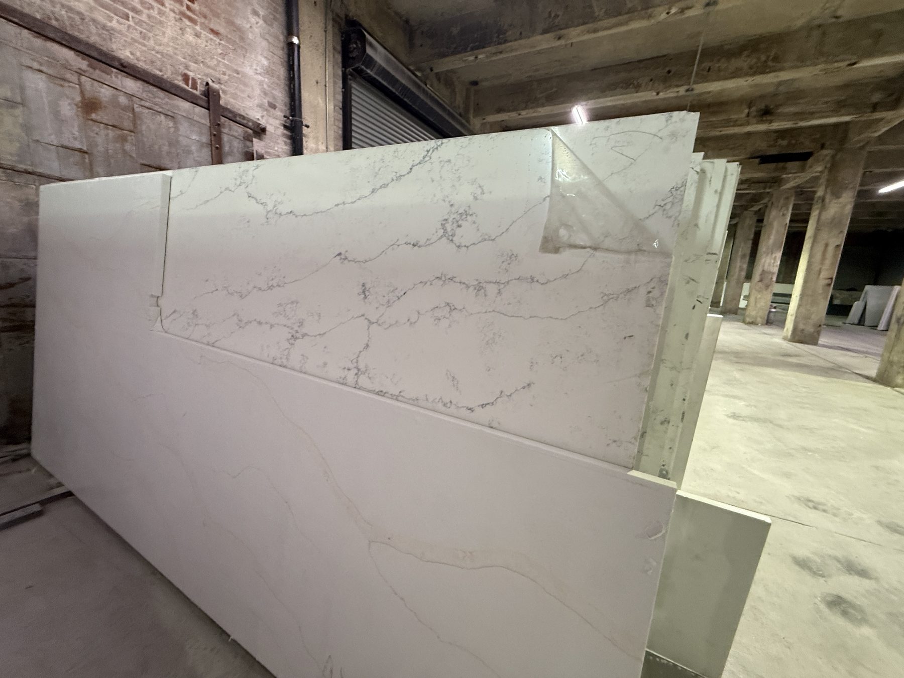 Slab face with natural mineral movement